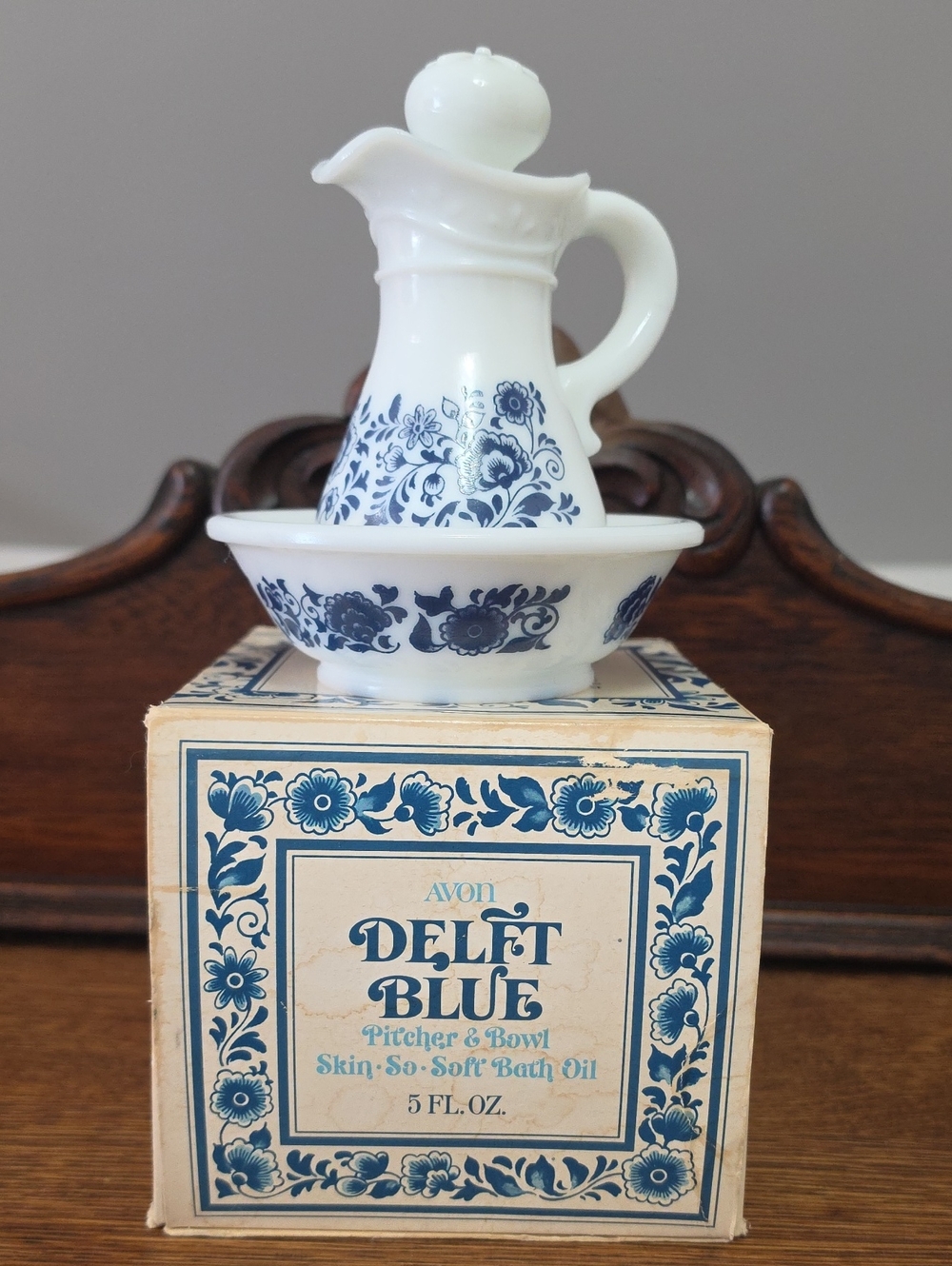 Vint Avon Delft Blue Pitcher & Bowl Skin-So-Soft Bath Oil. Unopened Original Box